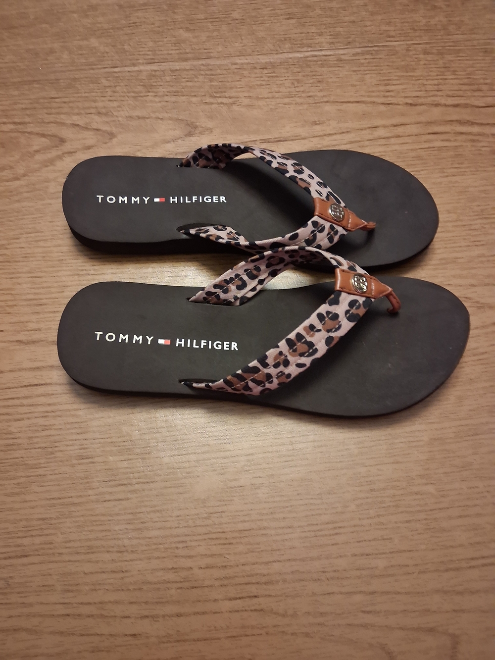 Womens Tommy Hilfiger Brown Flip Flops with Leopard Straps. Size 10 - Picture 3 of 5